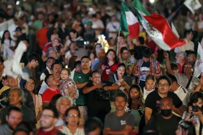 지난 2일(현지시간) 멕시코시티 시민들이 대선 예측결과가 발표되자 축하하고 있다. 연합뉴스