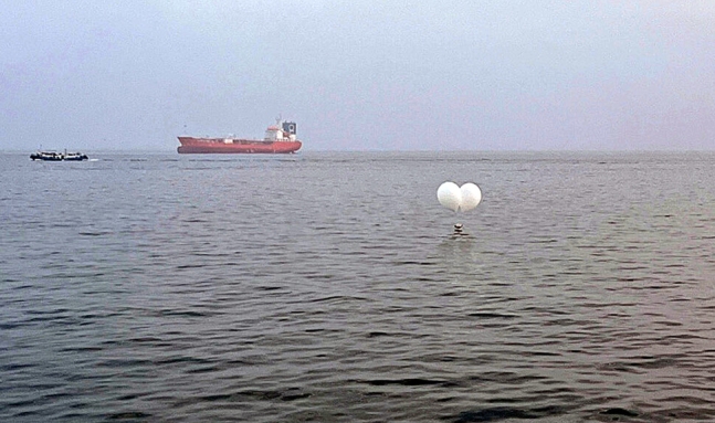 9일 오전 북한이 날린 대남 풍선이 인천시 중구 연안부두 앞바다에 떨어져 있다. 연합뉴스