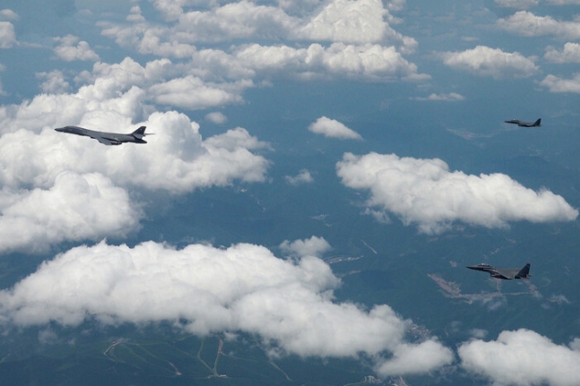 미군의 B-1B 폭격기와 한·미 공군 전투기들이 지난 5일 한반도 상공에서 훈련하고 있다. 국방부 제공