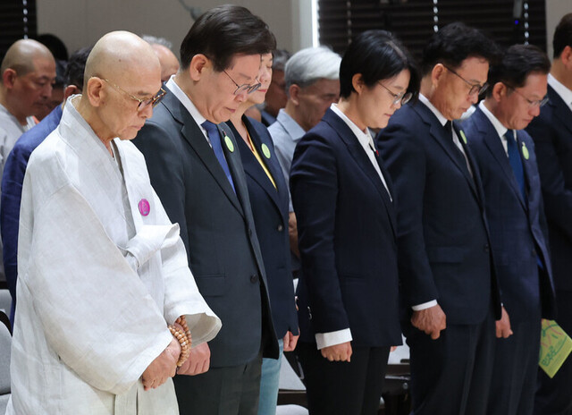 지난해 6월10일 오전 서울 중구 명동성당에서 열린 제36주년 6·10 민주항쟁 기념식에서 참석자들이 민주항쟁 희생자를 위한 묵념을 하고 있다. 정부 참석자들이 보이지 않는 모습. 백소아 기자 thanks@hani.