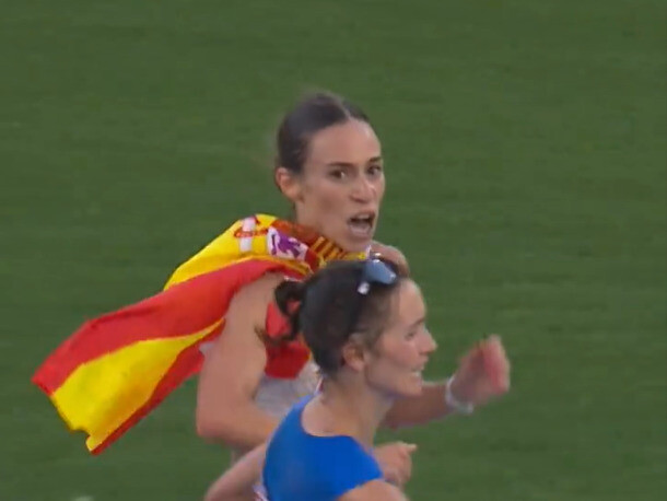 라우라 가르시아카로(29·스페인·오른쪽)가 7일(현지시각) 이탈리아 로마에서 열린 2024 유럽육상선수권대회 여자 경보 20㎞ 결선에서 결승선을 약 10m 앞두고 세리머니를 하던 중 뒤따르던 류드밀라 올리아노브스카(