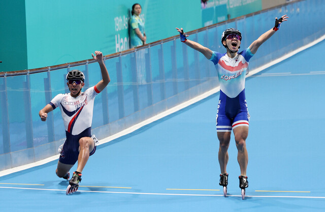 정철원(오른쪽)이 지난해 10월2일 중국 저장성 항저우 첸탕 롤러스포츠센터에서 열린 2022 항저우아시안게임 롤러스케이트 남자 스피드 3000m 계주 결선에서 결승선을 통과하며 세리머니를 하고 있다. 항저우/연합뉴스