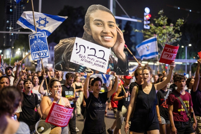 8일(현지시각) 이스라엘 텔아비브에서 하마스에 납치돼 가자 지구에 억류 중인 이스라엘 인질의 석방을 촉구하는 시위에서 시민들이 행진하고 있다. 로이터 연합뉴스