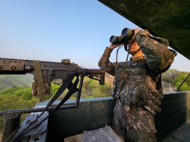 지난해 여름 육군 7사단 장병들이 일반전초(GOP) 초소에서 경계작전 근무를 서고 있다. 육군 제공