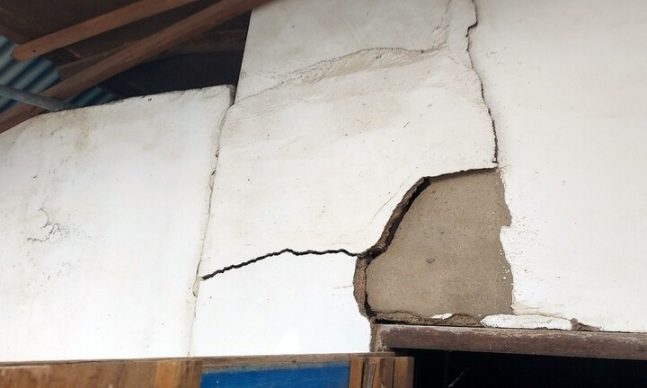 12일 오전 전북 부안군에서 발생한 규모 4.8 지진으로 부안군 보안면에 있는 한 창고 벽면이 깨져 있다. 전북소방본부 제공