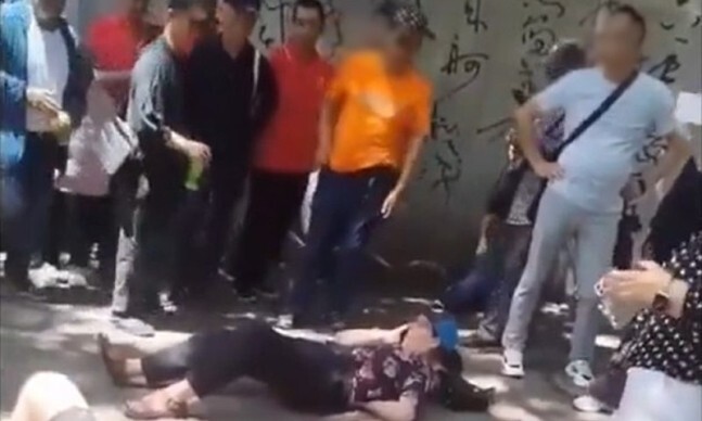 중국 지린성 베이화대의 미국인 강사들이 10일 지린시 베이산공원에서 중국인이 휘두른 흉기에 찔려 쓰러져 있다. 로이터 연합뉴스