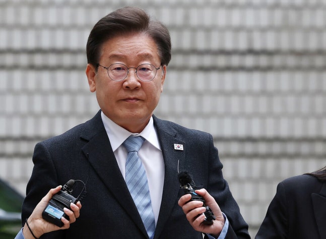Lee Jae-myung, the leader of the Democratic Party of Korea, is heading to court to attend a trial related to the alleged embezzlement in Daejang-dong and bribery at the Seongnam FC, held at the Seoul Central District Court in Seocho-gu, Seoul on the morning of the 7th. Yonhap News