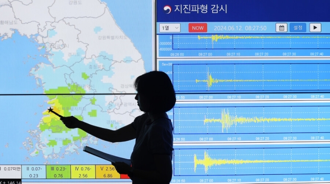 12일 오후 경기도 수원시 권선구 수도권기상청에서 지진 담당 주무관이 전북 부안에서 발생한 규모 4.8 지진 관련 정보를 보여주고 있다. 연합뉴스