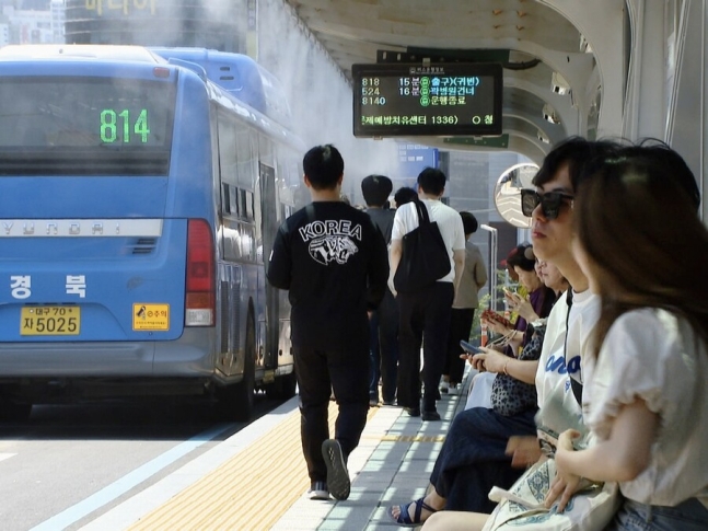 폭염주의보가 내려진 12일 대구 동대구역 앞 버스정류장에 쿨링포그가 가동 중이다. 연합뉴스