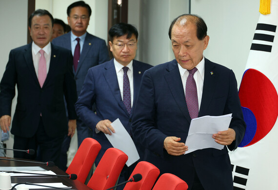 황우여 국민의힘 비상대책위원장(사진 오른쪽)이 13일 서울 여의도 당사에서 열린 비상대책위원회의에서 입장하고 있다.