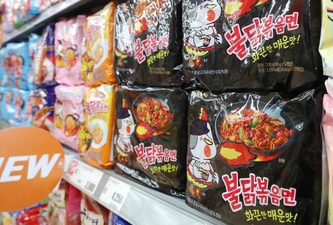 전 세계 사람들에게 한국인의 ‘매운맛’을 수출한 삼양식품의 불닭볶음면은 2023년 국외 매출액만 8천억원이 넘는다. 연합뉴스