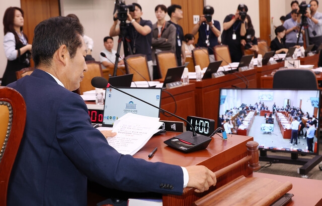 정청래 국회 법제사법위원장이 14일 국회에서 열린 법사위 전체회의에서 의사봉을 두드리고 있다. 연합뉴스