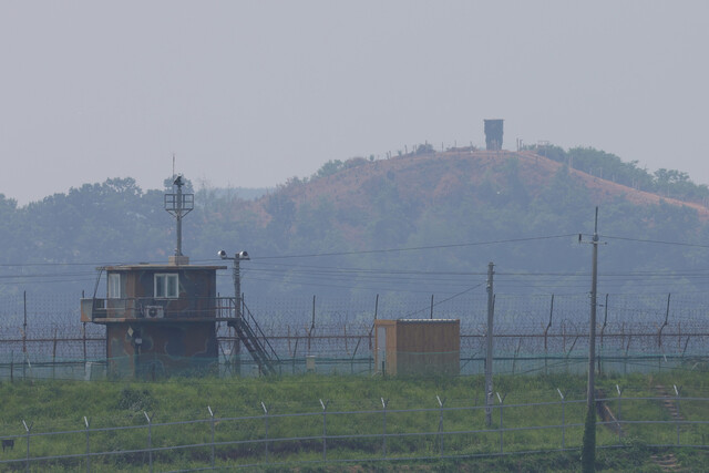 지난 10일 오후 경기 파주시 접경지역에서 남북한 초소가 임진강을 사이로 마주보고 있다. 연합뉴스