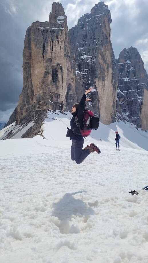 이탈리아 돌로미티의 대표적인 랜드마크인 트레 치메를 영접한 기쁨을 점프로 표현했다. 이주현 기자 edigna@hani.co.kr