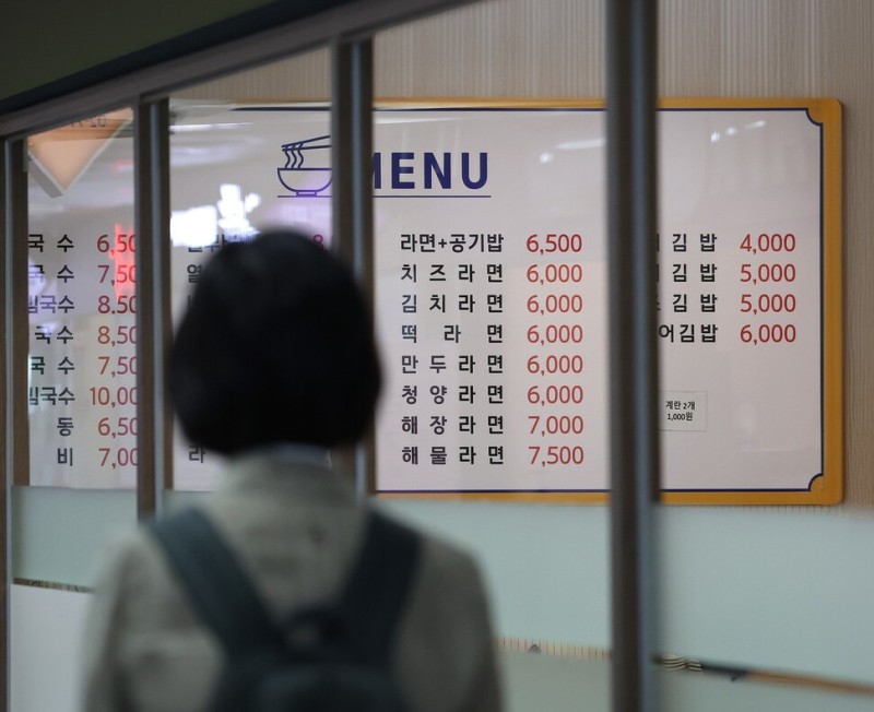 식당은 팔아도 남는 게 없고, 월급 깎인 직장인은 먹을 게 없다