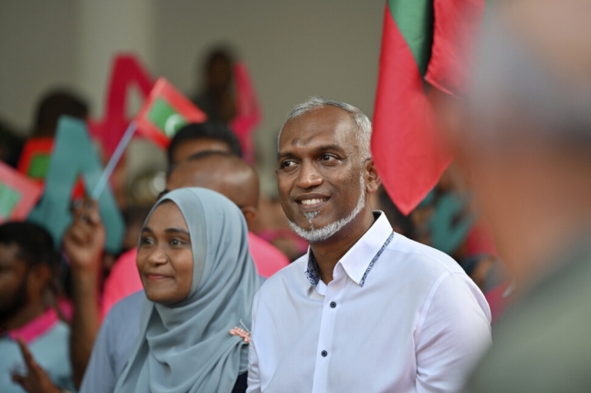 지난해 9월 몰디브 대선에서 야당 후보였던 무함마드 무이주가 수도 말레에서 유세를 위해 집회에 참여하고 있다. AP 연합뉴스