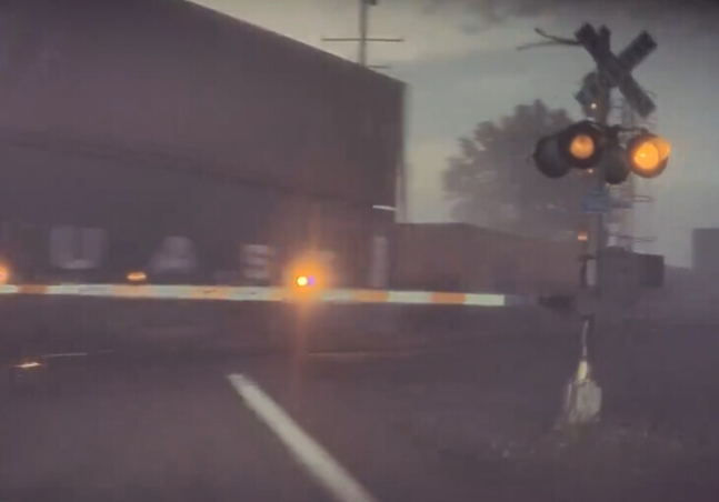 테슬라 전기차가 주행보조 장치를 켠 채 열차가 지나는 건널목에 근접한 모습을 담은 영상의 한 장면. 소셜미디어 엑스 갈무리