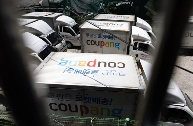 지난 13일 오후 서울 시내 주차된 쿠팡 배송 트럭의 모습. 연합뉴스