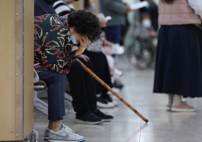대구의 한 대학병원에서 환자가 진료를 기다리며 앉아 있다. 연합뉴스