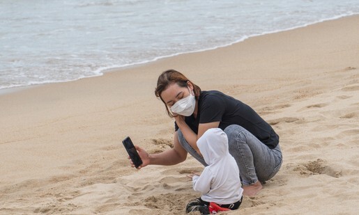 베트남 다낭 해변에서 아기와 함께 사진을 찍는 엄마의 모습. 이 사진은 기사와는 직접적인 관계는 없습니다. 게티이미지.