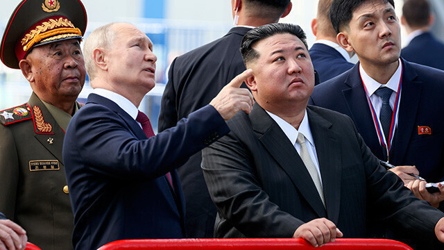 지난해 9월 러시아 아무르주 보스토치니 우주기지에서 푸틴 러시아 대통령이 김정은 북한 국무위원장에게 기지를 소개하고 있다. 보스토치니 우주기지/타스 연합뉴스