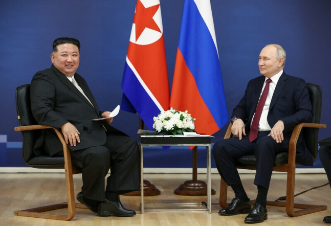 金正恩（左）和俄羅斯總統弗拉基米爾·普京（Vladimir Putin）將於去年9月13日在俄羅斯的Amurzu Bostosini太空基地舉行峰會。路透社Yonhap新聞