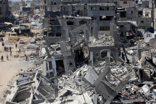 17일 가자지구 칸유니스의 건물들이 이스라엘군의 공격으로 파괴돼 있다. 신화 연합뉴스