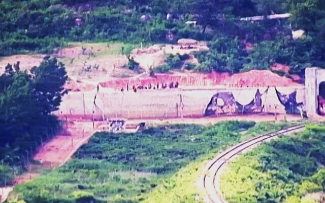 북한군이 비무장지대에 짓고 있는 대전차방어벽(추정) 구조물. 합동참모본부 제공