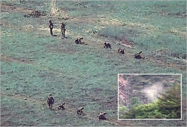 북한군이 비무장지대에서 지뢰를 매설하고 있다. 작은 사진은 작업중 사고로 지뢰가 폭발하는 장면으로 사상자가 들것에 실려나갔다고 한다. 합동참모본부 제공