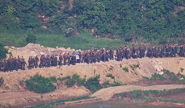 비무장지대 작업에 투입된 북한군들이 이동하고 있다. 무장한 병력이 거의 눈에 띄지 않는다. 합동참모본부 제공