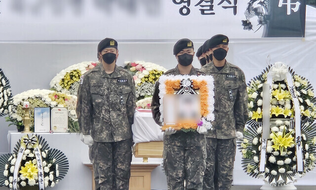 지난달 30일 전남 나주의 한 장례식장에서 ‘얼차려’ 중 쓰러졌다가 이틀 만에 숨진 훈련병의 영결식이 열렸다. 연합뉴스