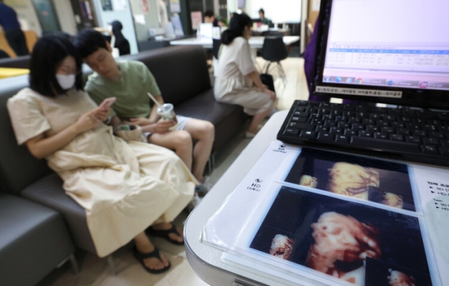 대한의사협회가 집단 휴진에 나선 18일 오전 휴진에 동참하지 않은 서울 동대문구 린여성병원에서 환자와 보호자들이 대기하고 있다.김영원 기자 