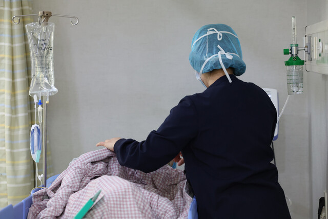 대한의사협회가 집단 휴진에 나선 18일 오전 휴진에 동참하지 않은 서울 동대문구 린여성병원에서 의료진이 수술을 마친 환자를 돌보고 있다.김영원 기자 