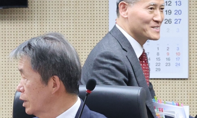 김용원·이충상 상임위원(왼쪽부터). 지난 1월8일 전원위원회 모습. 백소아 기자 thanks@hani.co.kr