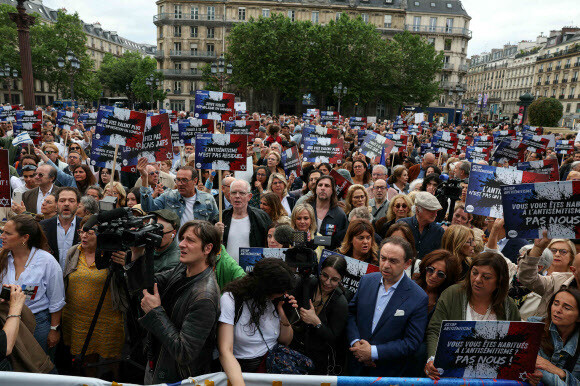 19일 프랑스 파리 시청광장 앞에서 유대인 소녀에 대한 반유대주의 성폭행 사건을 규탄하는 시위가 벌어지고 있다. 파리/AFP 연합뉴스