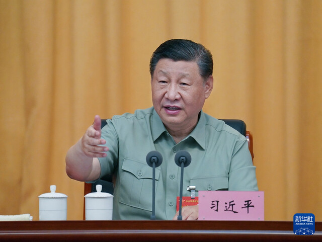 시진핑 중국 국가주석이 17일 중국 산시성 옌안에서 열린 중앙군사위원회 정치공작회의에서 발언하고 있다. 옌안/신화 연합뉴스