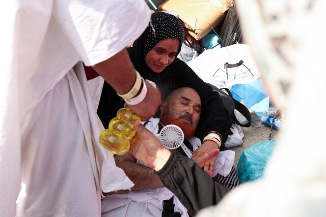 이슬람 최고 성지인 사우디아라비아 메카 인근 미나에서 16일(현지시각) 성지순례를 하던 남성이 폭염에 지쳐 쓰러져 있다. 이날 메카 일대에서는 섭씨 50도에 육박하는 폭염으로 성지 순례객 최소 31명이 숨진 것으로 