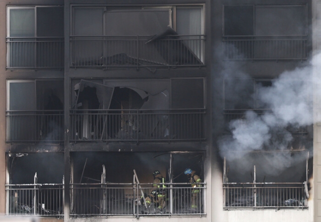 20일 오후 서울 강남구 역삼동 한 아파트 10층에서 화재가 발생해 소방대원들이 진화작업을 하고 있다.연합뉴스