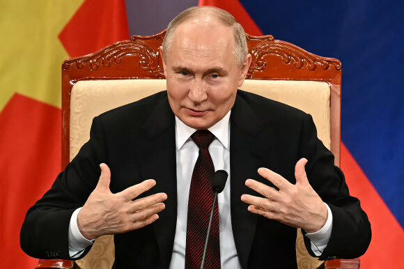 블라디미르 푸틴 러시아 대통령이 20일 베트남 하노이 오페라하우스에서 열린 러시아-베트남 우호협회 행사에서 발언을 하고 있다. 하노이/EPA 연합뉴스