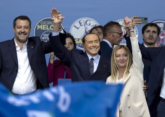 2022년 9월 이탈리아 총선을 앞두고 조르자 멜로니(앞줄 오른쪽)가 실비오 베를루스코니 전 총리(앞줄 가운데)와 함께 지지자들에게 인사를 하고 있다. EPA 연합뉴스