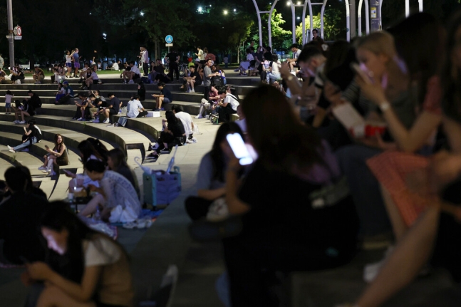 지난해 서울 반포한강공원에서 시민들이 휴식을 취하는 모습. 연합뉴스