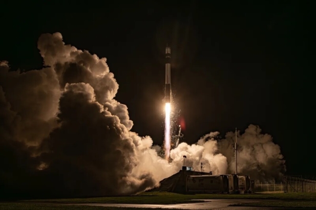 미국의 소형 발사체 기업 로켓랩의 소형 로켓 일렉트론이 21일(현지시각) 뉴질랜드 마히아반도 발사장에서 50번째 이륙하고 있다. 로켓랩 제공