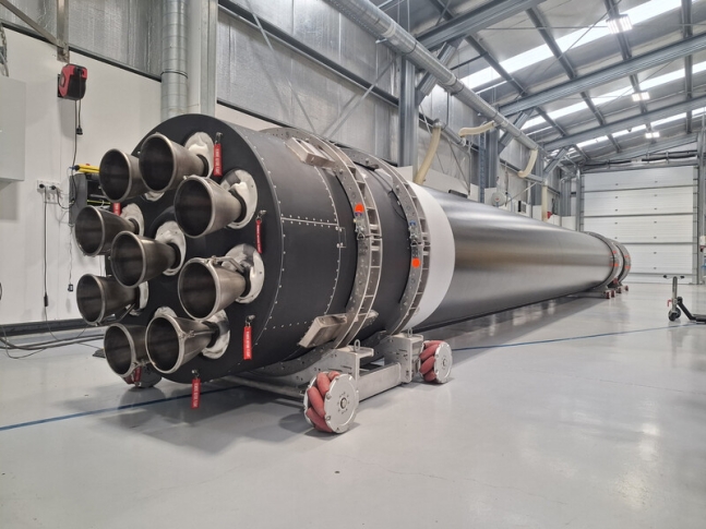 뉴질랜드 발사장에 도착해 대기하고 있는 로켓랩의 50번째 로켓 일렉트론. 일렉트론에는 1단에 9개, 2단에 1개를 합쳐 모두 10개의 엔진이 있다. 로켓랩 제공