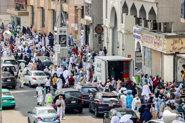 이슬람 성지순례자들이 20일(현지시각) 사우디아라비아의 성지 메카 거리를 메우고 있다. AFP 연합뉴스