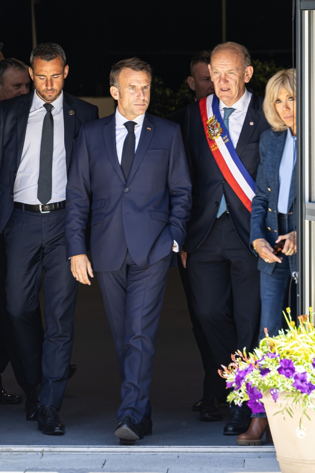 에마뉘엘 마크롱 프랑스 대통령(왼쪽 둘째)이 지난 9일 유럽의회 총선 투표를 마친 뒤 투표소에서 걸어 나오고 있다. 신화 연합뉴스