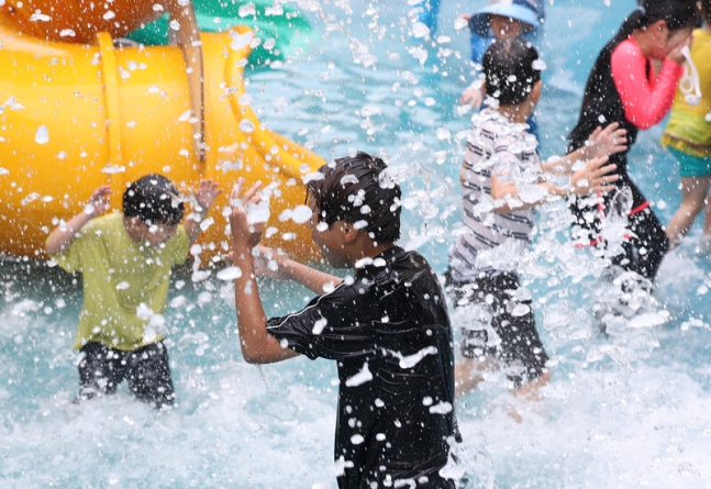 본격적인 여름 날씨를 보인 지난 23일 서울 성동구 미소 어린이 꿈 공원 물놀이장에서 아이들이 물놀이를 하고 있다. 연합뉴스