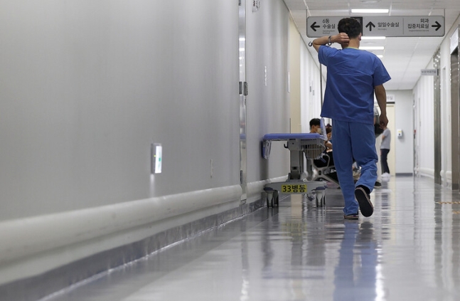 의대 증원과 관련해 의정갈등이 계속되고 있는 25일 대구 한 대학병원에서 의료관계자가 이동하고 있다. 연합뉴스