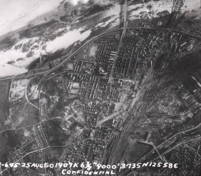 미 공군이 1950년 8월25일 촬영한 용산역 일대의 항공사진. 7월 대폭격의 상흔을 그 다음달 한눈에 조망할 수 있는 구도로 찍은 유일한 사진으로 완전히 사라진 용산역사와 곳곳에 연못 같은 구덩이가 파인 공작창, 
