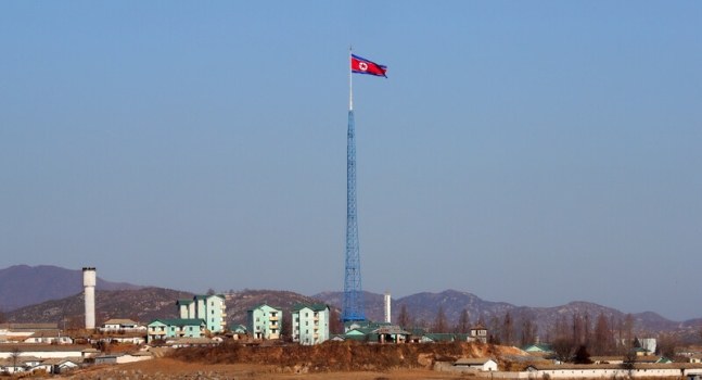 북한 기정동 마을 인공기. 게양대 높이가 160m에 이른다. 사진공동취재단