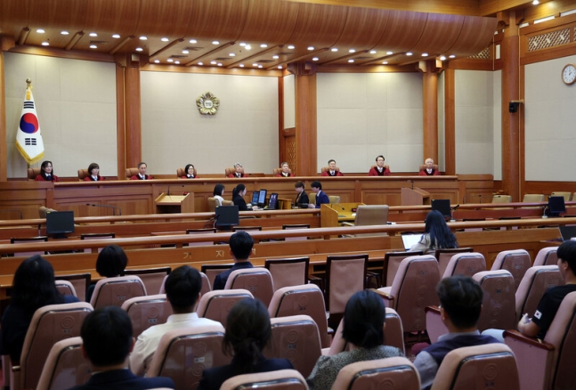 이종석 헌법재판소장과 재판관들이 27일 오후 서울 종로구 헌법재판소 대심판정에 입장한 뒤 자리에 앉아있다. 연합뉴스